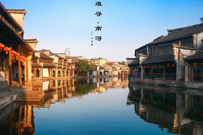 修学团爆笑学跳科目三，王彦霖丝滑何猷君僵硬，周一围捂脸好嫌弃